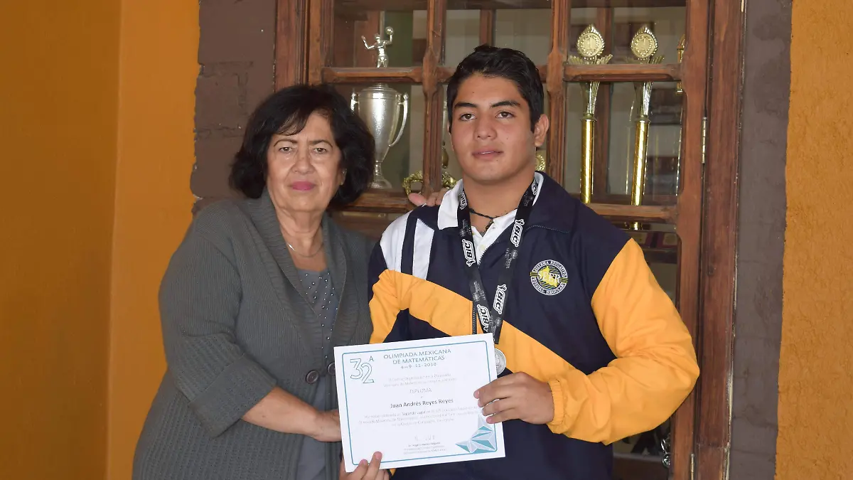 ALUMNO GANADOR DE OLIMPIADA-FOTO 3